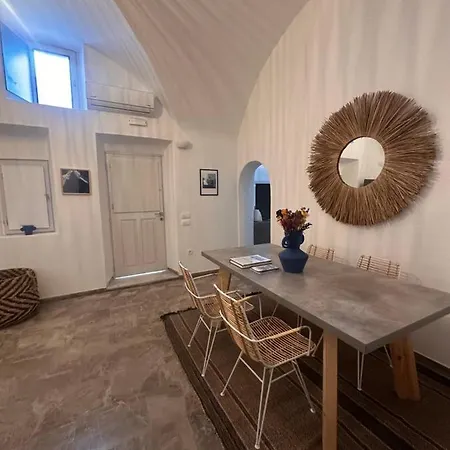 Dionysos By Kefia Willa Pýrgos