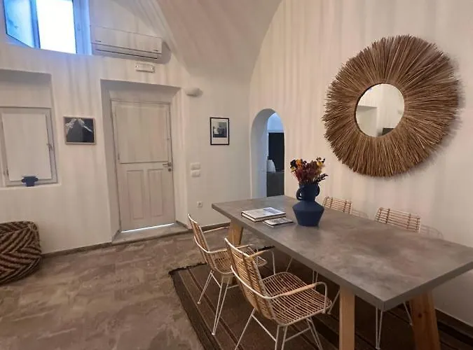 Dionysos By Kefia Willa Pýrgos